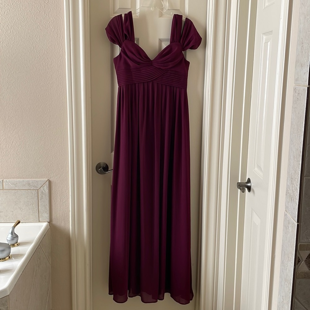 Lulu’s maroon gown